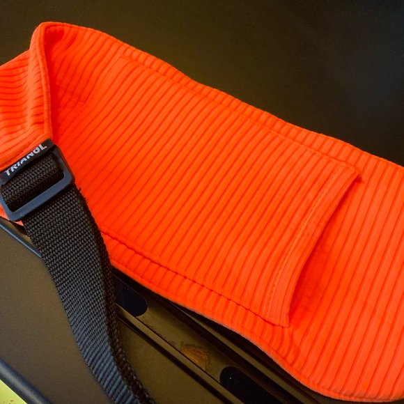 Triangl Fanny pack with cell pocket in the back. - Picture 5 of 5